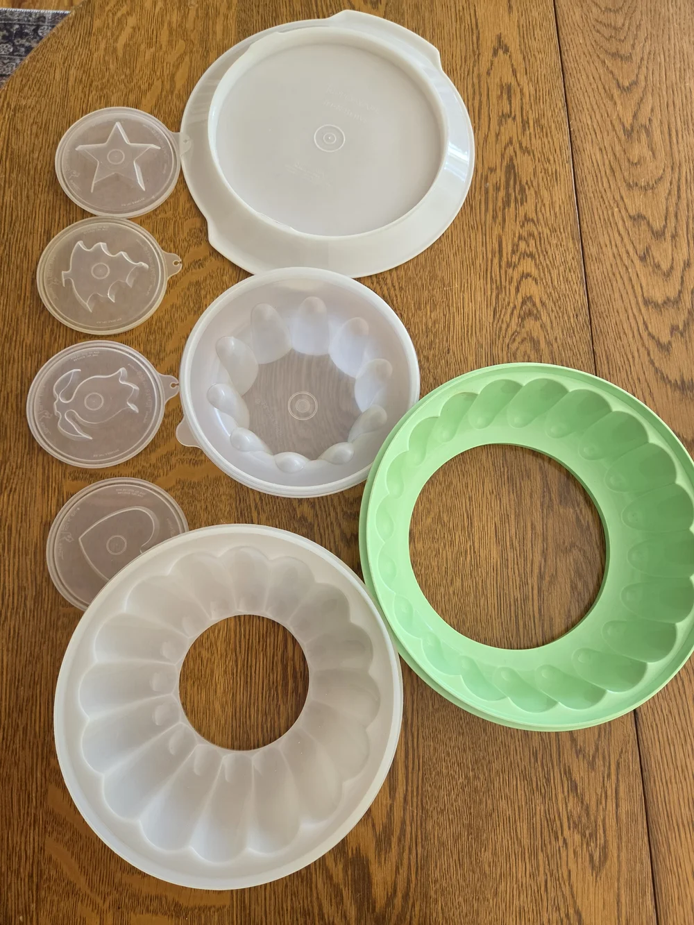 Vtg Tupperware Green and White Jello Mold Set with Decorative Imprint Lids
